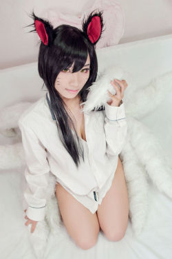 league-of-legends-sexy-girls:  Ahri Cosplay 