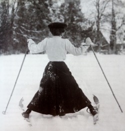 weirdvintage: Edwardian woman skiing in Northamptonshire, 1908, (from