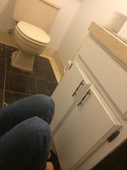 littlewolffcub:  I’ve been sitting in the bathroom at work