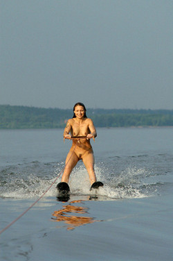 nakedthoughtfortoday:  Hey, I don’t have to be IN the water. 