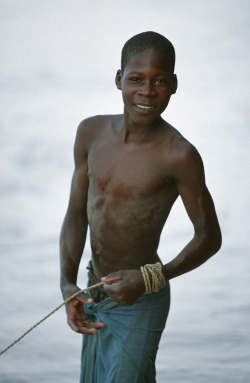 ukpuru:  Animal skin tanner on the River Niger, Niamey, Niger by