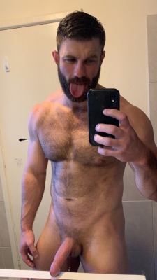 hairybeefymeat:  pepperoni-lover:  Some Aussie Dick!   I