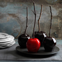 thecakebar:  Decadently Dark Candy Apples Recipe