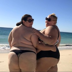 bbwlayla:  Beach Bums 🏖🍑@Katiedeluxebbw #beachbums #fat