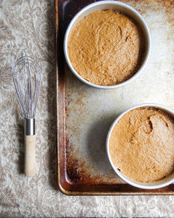 foodffs:  PUMPKIN CAKE + MAPLE CREAM CHEESE FROSTING  Really