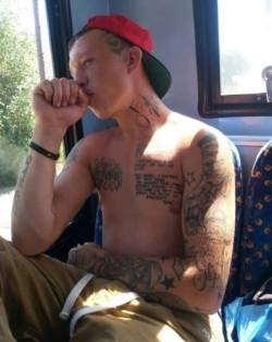 4loveoflads:  scallyladsuk:    On the bus he thinks ‘ok mate
