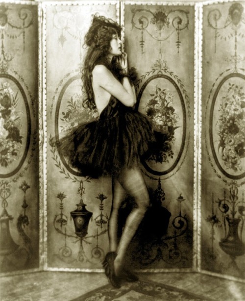 ilovedamsels1962:    Ziegfeld Follies Showgirl from the 1920′s