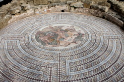 echiromani:Ancient Roman mosaic representing the labyrinth and