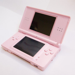 yixeng:   Nintendo DS Lite in pink 