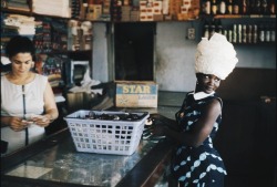 awakonate:  Grocery shopping, Sierra Leone, 1970 | © of Ian