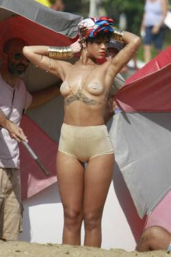 hotsexyfemalecelebs:  Rihanna in a topless photoshoot (candids)