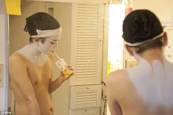 geisha-licious:  Eitarou, the only one male geisha, preparing