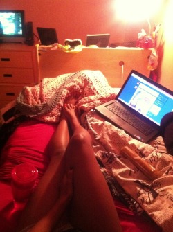 chelseylanean:  typical evening in my dorm 