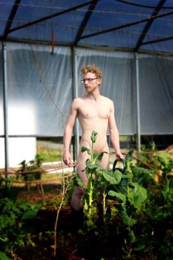yardsandtail:  A very sexy farmer from Ontario…  I’m excited