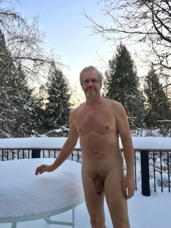 pnw007:LIVING EVERYDAY NUDISM:  No breakfast on my deck this