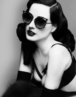 cyanide-soaked-candy:  Dita Von Teese