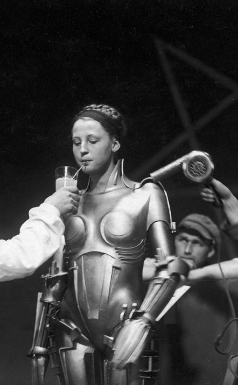 der-vampyr-von-prag:Brigitte Helm on the set of Metropolis (1927)