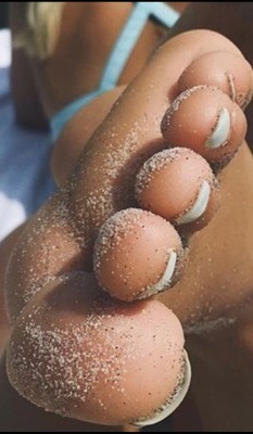 jeengaa:  lovetoesandsoles:  Sandy soles.  Stunning toes close