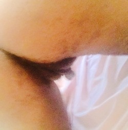 sexylexygotpassion:  When your pussy lips so fat that it hangs from the back☺️