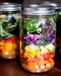 healthfitnesshumour:  How to Pack a Week of Salads That Stay