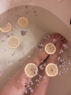 littlestnymphet:  took a lemon and lavender bath 🌸🍋