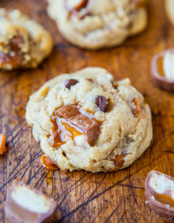 do-not-touch-my-food:  Twix Chocolate Chip Cookies