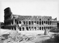 Meta Sudans - Rome (Italy)   The ruins of Meta Sudans survived