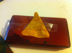 nagitos:  unit-r34:  nagitos:  i taped a dorito to my 3ds  whY