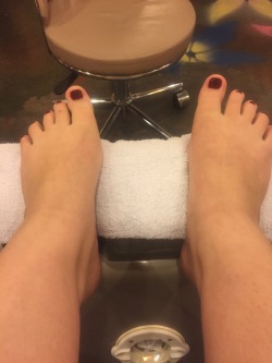 sierra-marie94:  Getting a pedi  WONDERFUL 😍😍👅👅