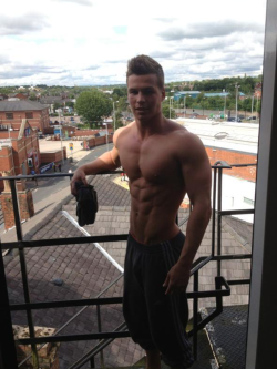 muscle-hunks:  For more muscle hunks follow me here:http://muscle-hunks.tumblr.com/