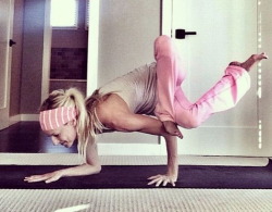 yoga-pilates-love:  flex-yoga-girls:  Yoga Girl  yoga + pilates