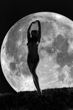 blogbarone:Luna …sorgi come donna nasce da perla.. mostra la