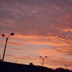 edualpeirano:  Un cielo que sorprende a cualquier limeño. #beforesunset