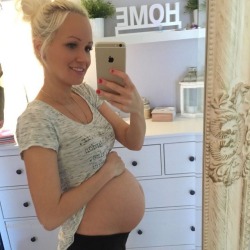 hyperpregnant:  Love these growing belly submissions!