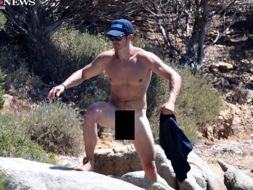 fuckyoustevepena:  Orlando Bloom Strips Naked at the Beach, With Katy Perry   