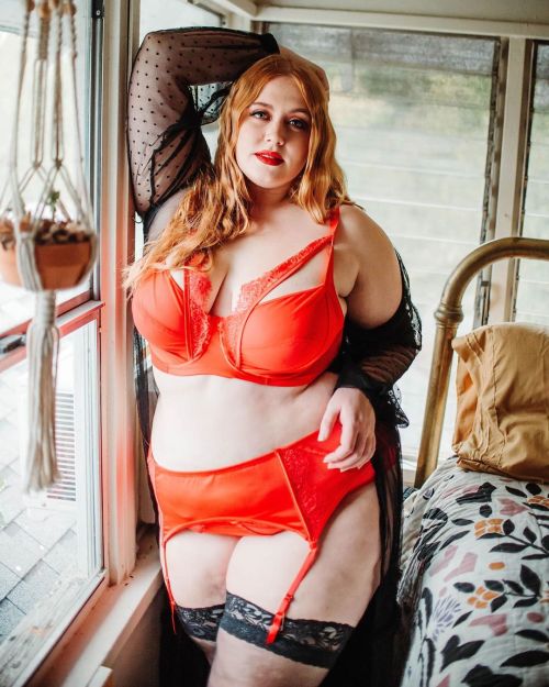 gonotme:  Emily Walden  https://www.instagram.com/nerdycurvyandthriving/