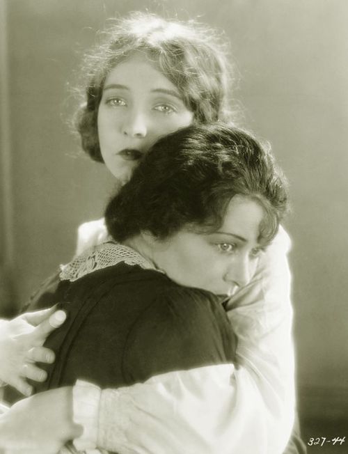 Lillian Gish and Fritzi Ridgewayhttps://painted-face.com/