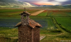 SENTI LA CALMA DEL GIORNO.. SEDUTO ACCANTO A QUEL VECCHIO CAMPANILE..