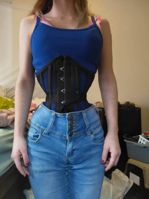 bustiers-and-corsets:  First time lacing all the way down to
