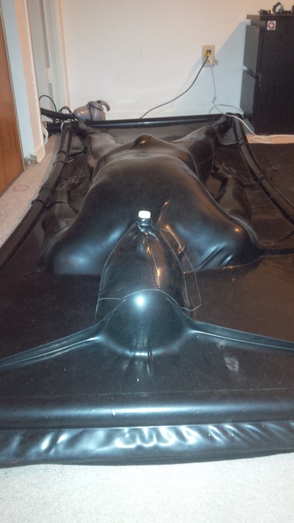 rubbertopboys:A new boy, spends the afternoon in the VAC BED!!! All sealed can’t move! 
