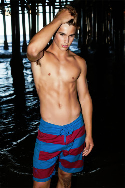 tfootielover:  theteenhotboys:i love his board shorts and his