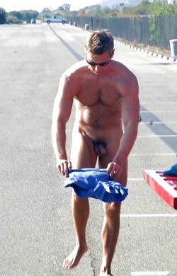 dadchaser63:  …Dad changing at the beach parking lot…