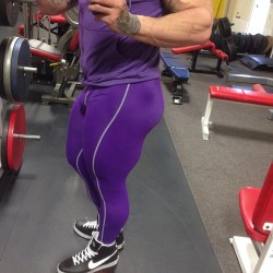 needsize:  Now that’s a squat butt. Keep with the tights! 