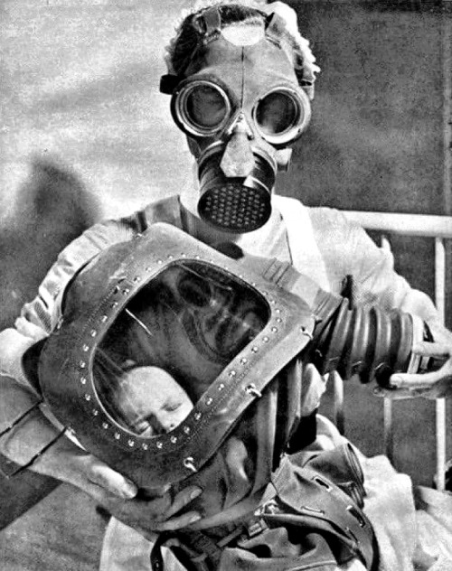 Infirmière et enfant en masque à gaz, 1940.