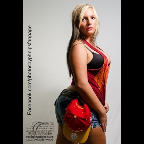 @photosbyphelps  is going on with #humpday  with Eliza Jayne @modelelizajayne and her love of the #redskins  #curves #thick #photosbyphelps  #rear #dmv  Photos By Phelps IG: @photosbyphelps I make pretty people….Prettier.™ Www.facebook.com/ph