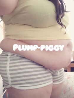plump-piggy:  Hip rolls and belly hang 💛💛  Nice 😍❤️😘