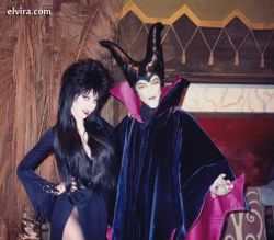 cosmiccactus:  Elvira hosting a show inside Disney Land’s Haunted