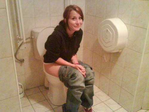 iluv2hruplop:  Hi, do u mindÂ ? Iâ€™m taking a dump