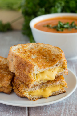 veganinspo:  Vegan Grilled Cheese Sandwiches 