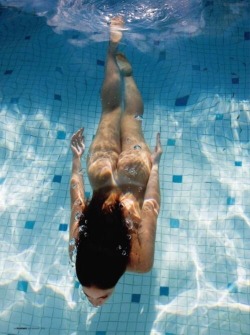 lovevanessa:  Con questo caldo …un tuffo in piscina __